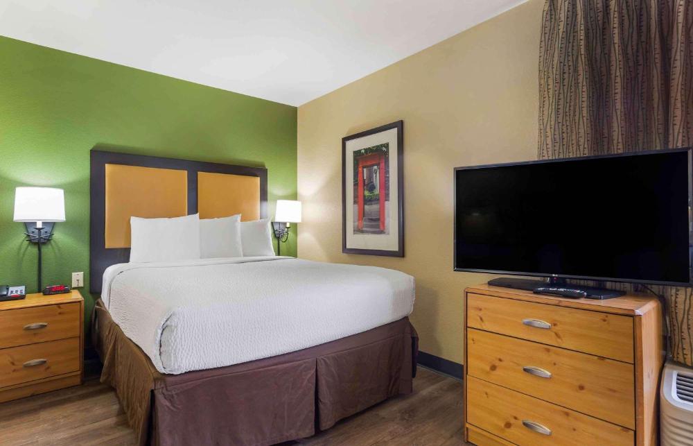 Deluxe Studio with 1 Queen Bed - Non-Smoking interior